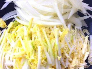 泰国风味凉拌菜,洋葱，娃娃菜心切丝备用