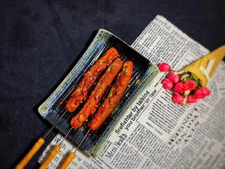 街边小吃一东北煎肠,刷酱撒孜然粉辣椒面