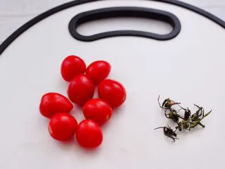 火龙果小番茄蜂蜜果汁,冲洗干净的小番茄去掉蒂。