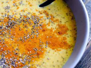 印度拉茶风味奇亚籽奶昔,把奶昔倒入碗中，可以再加一点肉桂粉、蜂蜜和奇亚籽。