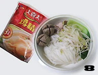 周末美食 自制东南亚特色街头小吃——【火车头河粉】,将熬汤时煮好的牛肉切片、牛丸、汤好的肥牛和蔬菜放入碗中。