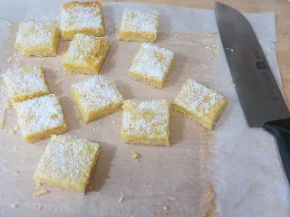 法式小甜点【椰蓉柠檬小方】,切成小方块即可