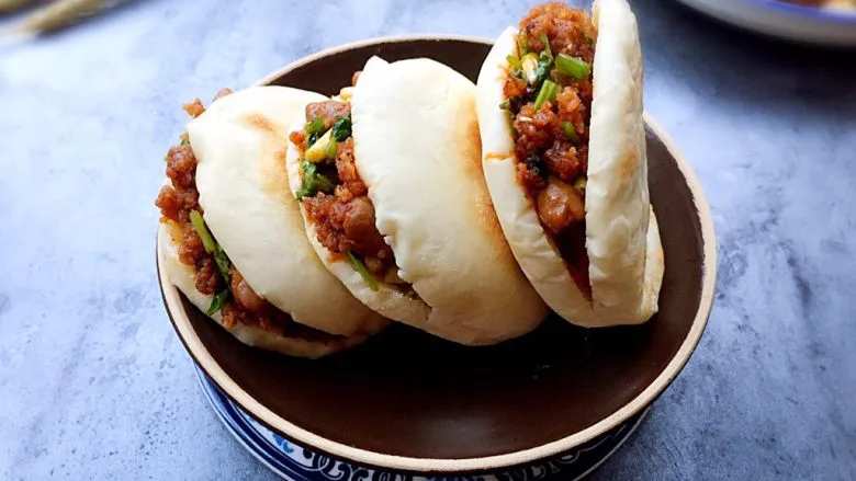 四川乐山名小吃—粉蒸肉卡饼