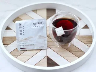 无花果普洱冰茶,把他山集深山普洱放入杯子里，倒入烧开的纯净水冲泡后放凉备用。