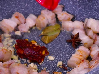 五花肉烧土豆,五花肉炒出油后，放入八角 桂皮 香叶和花椒粒炒出香味，再放入一勺豆瓣酱