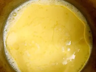 风靡街头的小吃——原味鸡蛋仔,加入无味的植物油,搅拌到油糖完全溶解