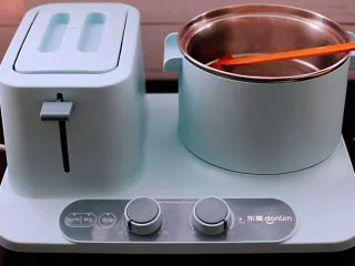 家常辣炒土豆丝,东菱早餐机的汤锅里,加入适量的清水烧开后。