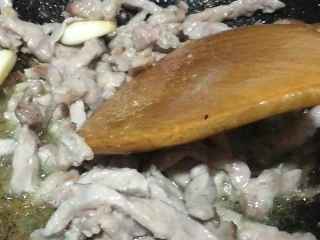 快手菜，肉丝豆芽爆海虾,改大火，加入肉丝快速翻炒，出锅。