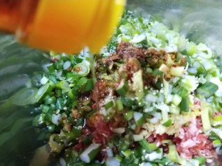 山西太原特色小吃，羊肉手抓饼,倒入15克花生油，十五克香油。