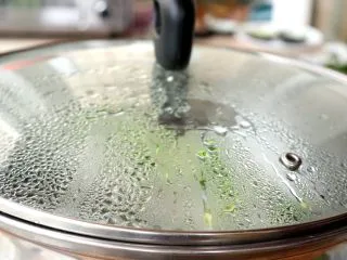 #年年有余#清蒸鲈鱼,蒸5min即可 tips:千万别蒸太长时间,鱼肉老了,味道口感真的很难吃