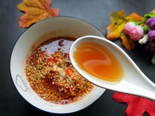 手撕茄子（内附万能凉拌汁做法）,一勺小麻油。