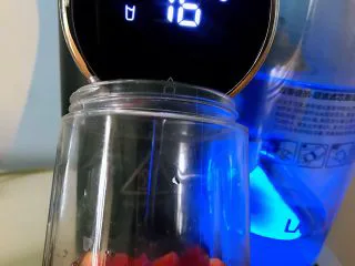 胡萝卜西红柿汁,榨汁机中加入净化过的矿泉水,我用的是16度的水,打开直饮机直接加水进去,安全卫生。