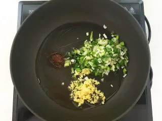 风味炒面 芽菜肉末炒玉米面,加入葱花和姜末