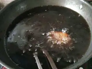 松阳特色小吃灯盏盘,油炸到四边微微发黄，在油锅里轻轻晃动勺子，灯盏盘可以自己脱模，漂浮在油上面。轻轻翻动，看到所有面糊都炸得金黄了，就可以出锅了。