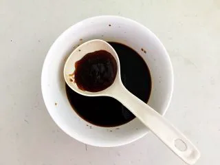 私房菜 密制酸辣鸡爪,加入半勺蚝油