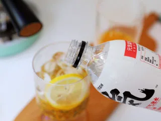 百香果柠檬气泡冰咖啡,加入气泡水