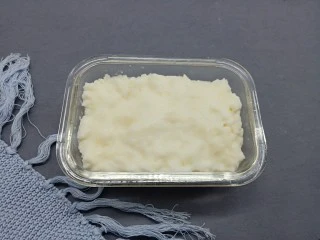 网红甜品【脆皮炸鲜奶】,找一个容器、容器内壁可以先淋一下水、这样不会粘，自然放凉、天热可以放冰箱冷藏1-2小时 。