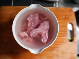 玉米胡萝卜山药排骨汤,将排骨用清水泡20分钟左右,去血水。