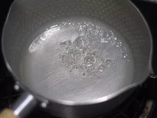 老北京小吃之冰糖葫芦,这是冰糖全部融化以后水份逐渐蒸发变成糖浆的状态。注意!这还不是糖浆,糖泡很少黏稠度也不够,要继续小火熬煮。