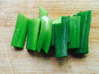 干锅包菜（简易版）,青蒜叶清洗干净切段