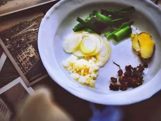 香辣过瘾 十分钟无油版 回锅肉,葱姜切片 蒜切碎 抓十几粒花椒