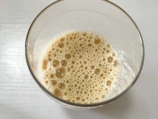 在家也可以制作奶茶,在雪克杯中加入称量好的牛奶果糖和150g 茶汤摇均匀即可倒入杯子中待用。