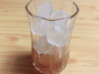 珍珠冷萃咖啡,加入冰球。