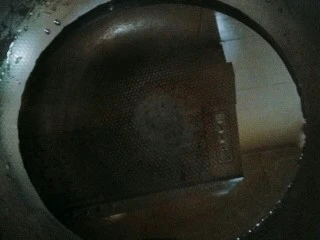 特色小吃米豆腐,锅里放入适量水