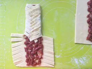 意式红烩牛柳酥,将两侧的面条互相叠加在一起,编成辫子,叠加的方法很简单,先把左边一条搭过来,再把右边的一条搭过来,反复如此就可以啦