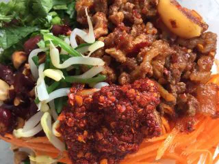 大理特色小吃凉米线,把所有做好的配料放到米线上就完成了