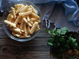 香烤黑松露风味土豆条,把土豆条放在碗中，盖上保鲜膜，微波炉转5分钟，中途取出碗摇晃一下散去蒸汽。