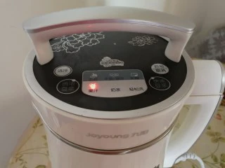 百香果+芒果苹果汁,调到果汁键,按开始键开始工作。