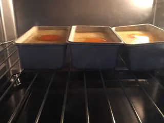 韩国街边快手小吃—鸡蛋面包,烤箱200度预热，15min鸡蛋是流心的，30min鸡蛋是全熟的，视个人需要