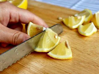 柠檬铁观音蜂蜜茶,切小块