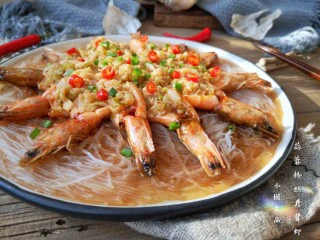 蒜蓉粉丝开背虾,粉丝吸饱了料汁变得特别美味。