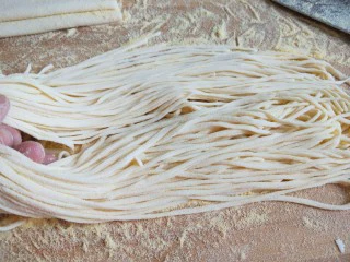 手擀面 北京特色小吃 炸酱面,在用手攥一下,都是整根的面条,想吃细一点的可以多攥一下。