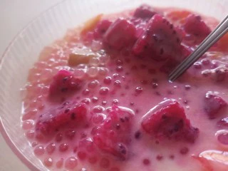 缤纷水果西米露,吃的时候要混合后,让西米吸收椰汁后再吃更有味道