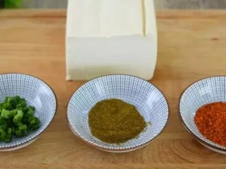 外焦里嫩的街头人气小吃，在家也能做——铁板孜然煎豆腐,·食材· 北豆腐 1块、葱 10g 辣椒粉 2g、孜然粉 2g、盐 1g 