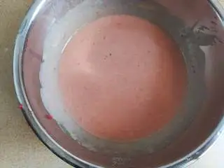 草莓熔岩蛋糕,搅拌均匀后过筛,过滤掉蛋筋以及草莓渣
