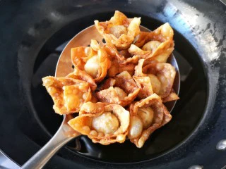 锦卤馄饨——《风味人间》复刻版,沥油捞出。