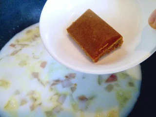 #东南亚风味的#椰汁咖喱虾,加入咖喱块，中小火烧开至咖喱块融化。用木铲铲一下锅底，避免咖喱黏在锅里糊锅。