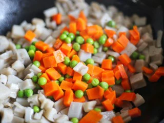 下饭神器小炒藕丁,加胡萝卜青豆翻炒。