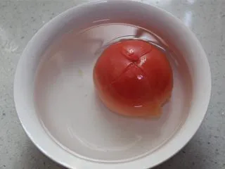 水煮鱼片这么烧，健康营养有颜值！全家人吃了赞不绝口！,西红柿在上面轻轻划十字刀，用开水烫几秒钟 