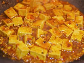 正宗地道的麻婆豆腐,煮到汤汁粘稠，到自己喜欢的浓度即可关火。