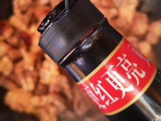 秘制红烧牛肉,加入老抽