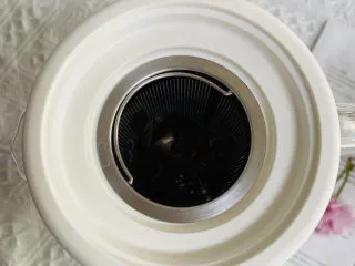 在家也能做出巨好喝的珍珠奶茶,将红茶放入茶篮中