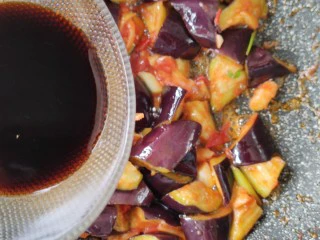 西红柿烧茄子,翻炒一会儿，放入调好的酱汁。（一勺生抽，半勺糖，半勺蚝油）