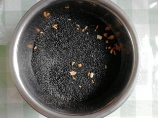 豆腐皮粄~客家小吃,加入炒熟的黑芝麻