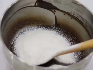 秋冬能量甜点—布朗尼,筛入低筋面粉,翻拌至略有干粉