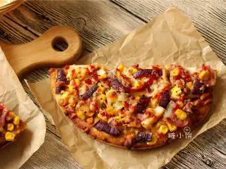烟熏风味BBQ烤鸡肉披萨,烤好后取出，稍微静置后切片，享用吧！